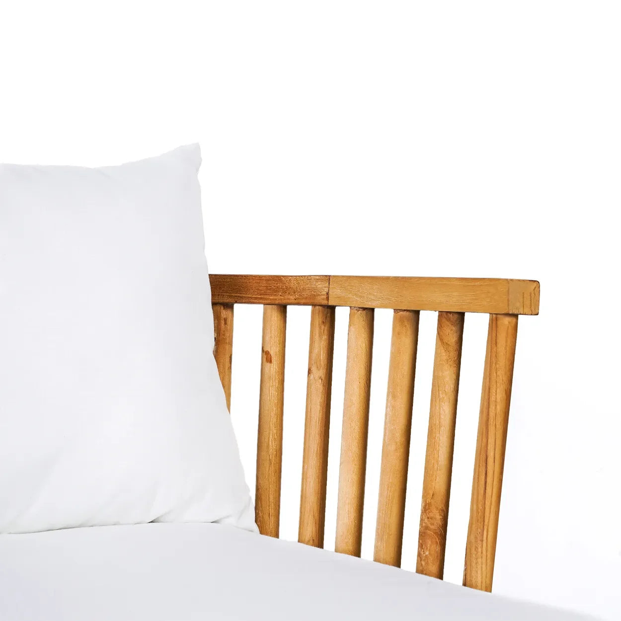 Coussin blanc sur cadre en bambou pour lit de jour en teck recyclé naturel