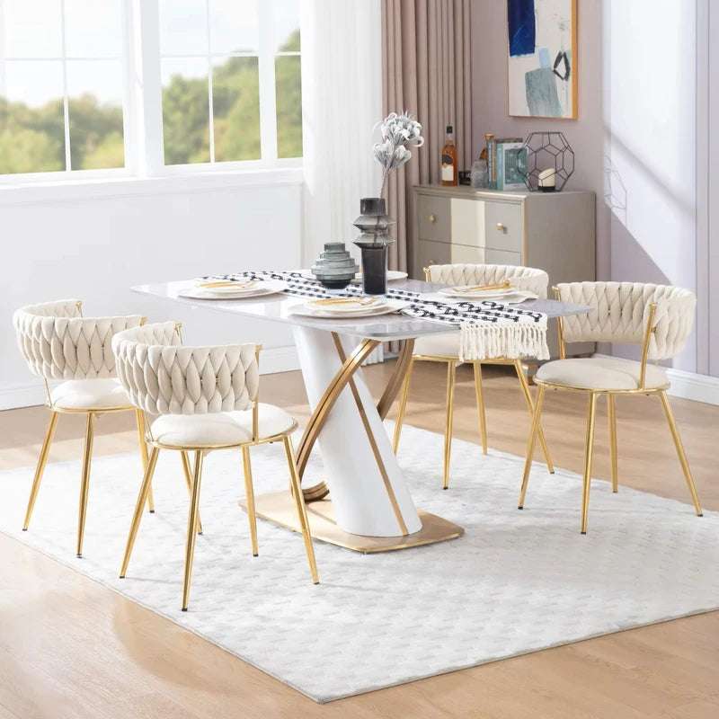 Salle à manger élégante avec chaises en velours crème et table blanche design