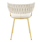 Vue arrière d’une chaise en velours crème avec dossier tressé