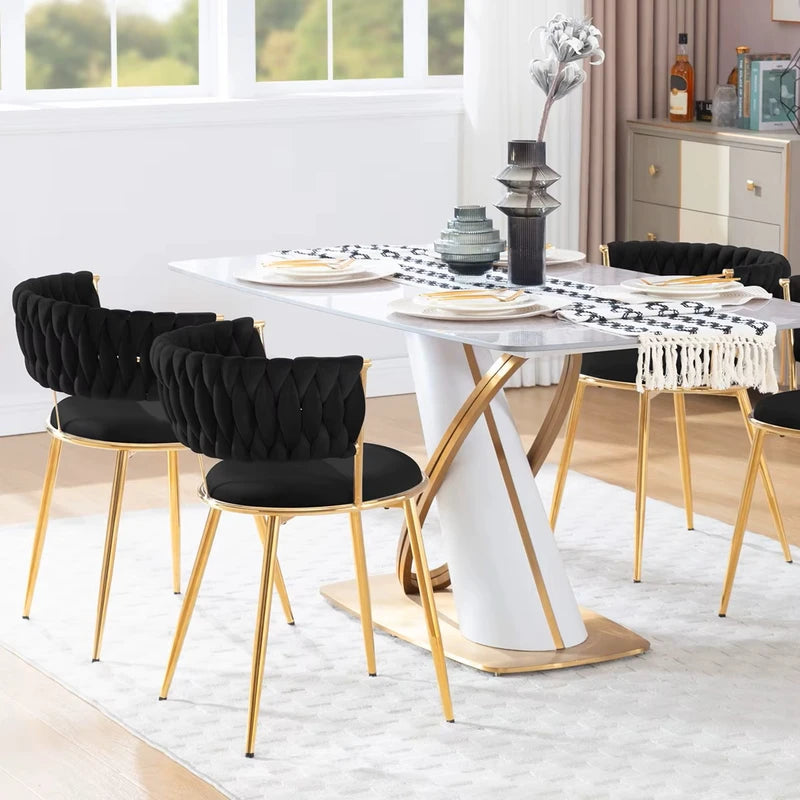 Salle à manger moderne avec chaises en velours noir et pieds dorés