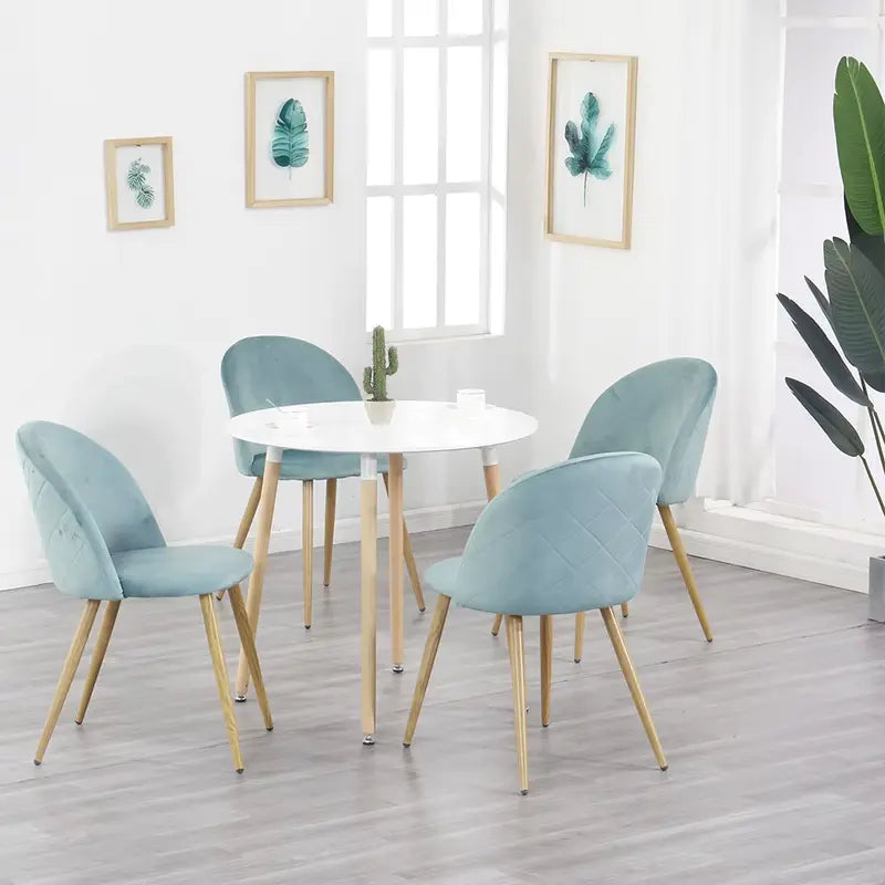 Lot de 4 chaises modernes bleues claires dans une salle à manger scandinave
