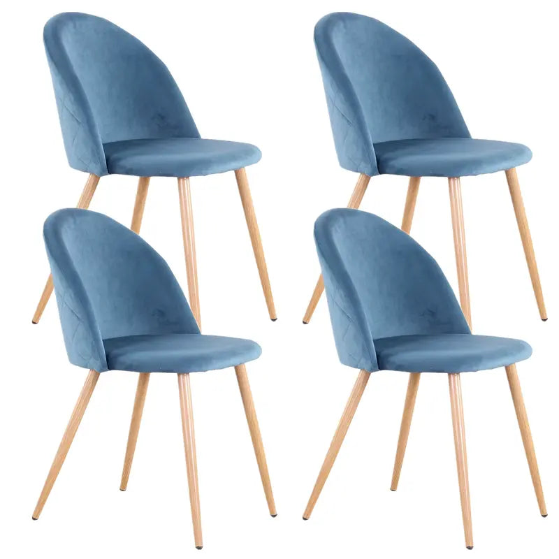 Lot de 4 chaises modernes bleues sur fond blanc