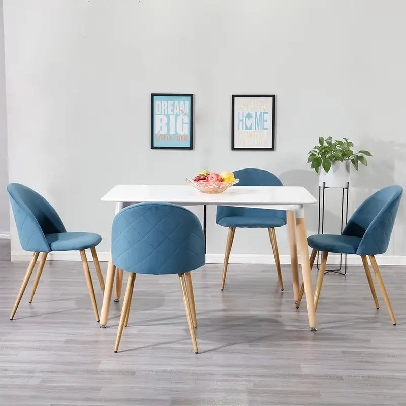 Lot de 4 chaises modernes bleues dans une salle à manger scandinave