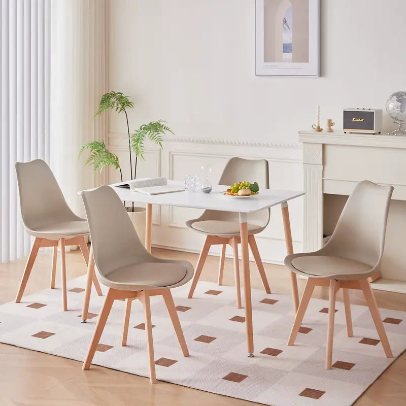 Lot de 4 chaises scandinaves beiges dans un salon élégant