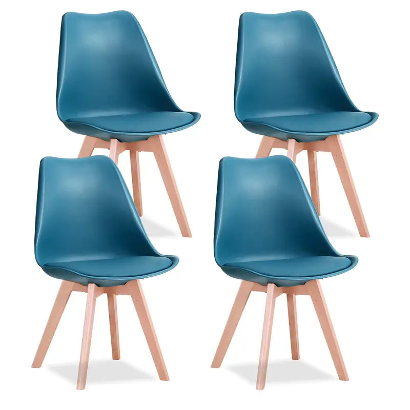 Lot de 4 chaises scandinaves bleues sur fond blanc