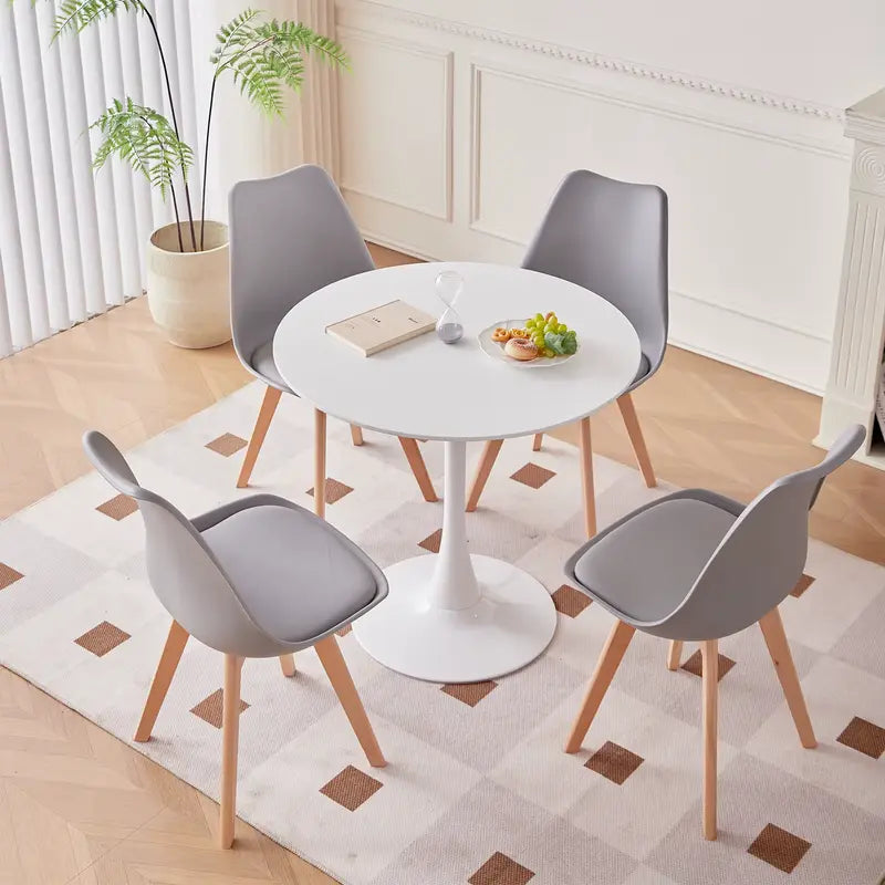 Lot de 4 chaises scandinaves grises dans une salle à manger moderne