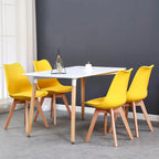 Lot de 4 chaises scandinaves jaunes dans un salon élégant