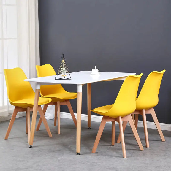 Lot de 4 chaises scandinaves jaunes dans un salon élégant
