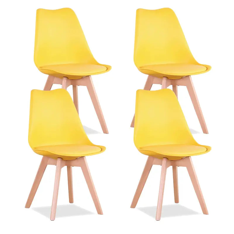 Lot de 4 chaises scandinaves jaunes sur fond blanc
