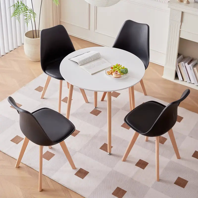 Lot de 4 chaises scandinaves noires dans une salle à manger moderne