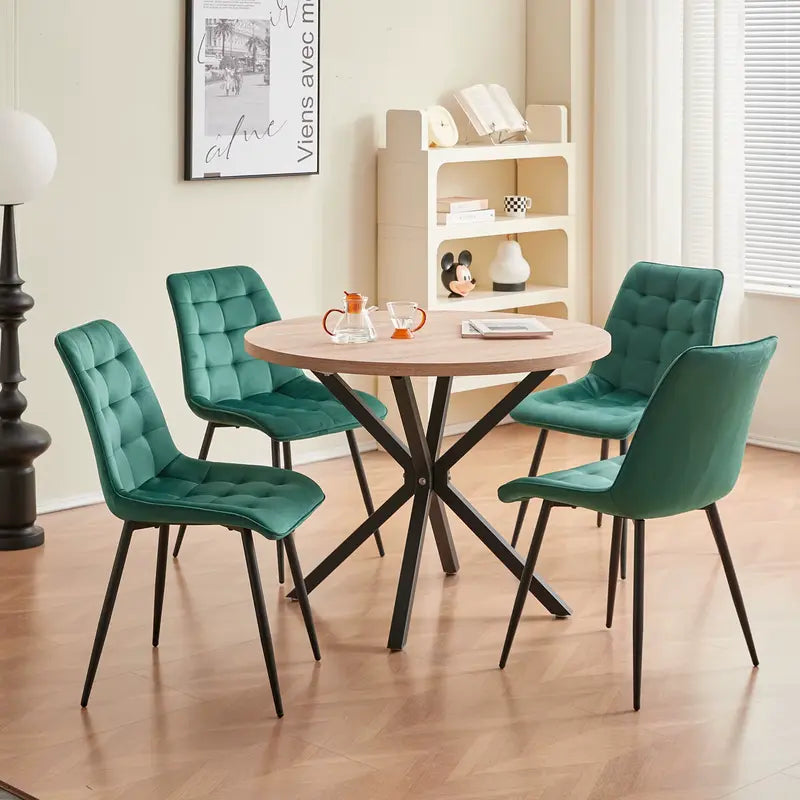 Lot de 4 chaises en velours vert dans une ambiance chaleureuse