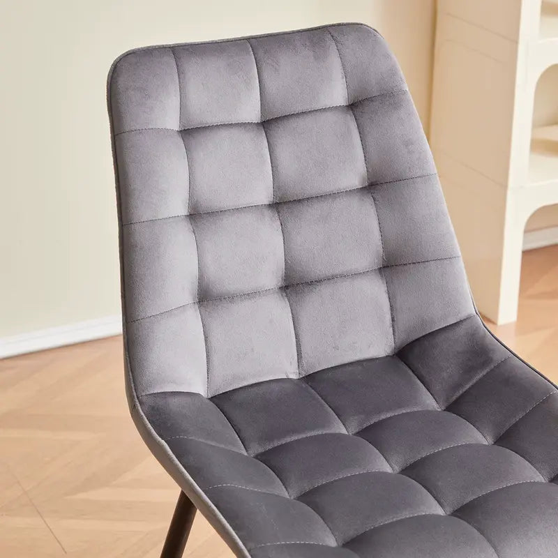 Zoom sur l'assise capitonnée du lot de 4 chaises en velours