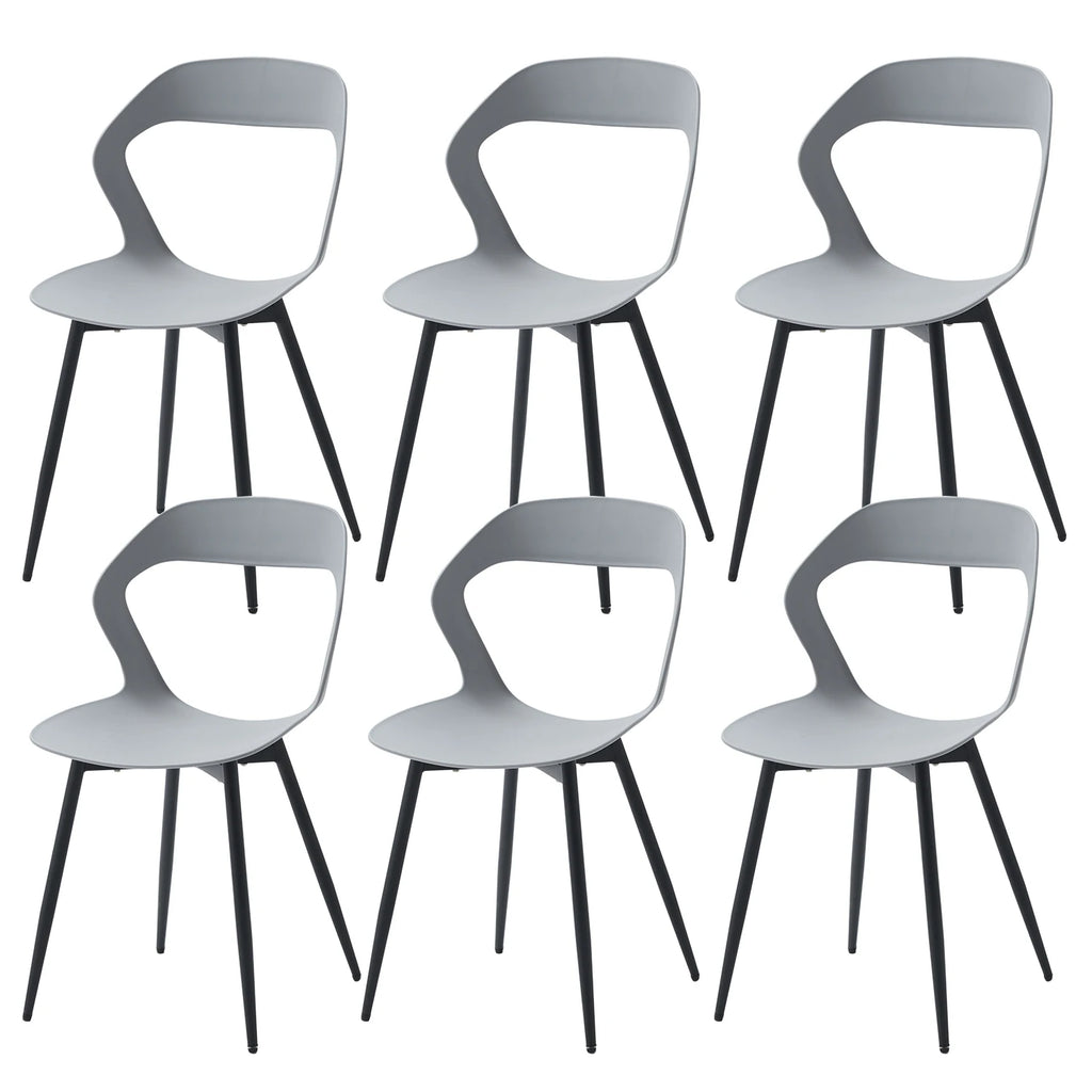 Ensemble de 6 chaises contemporaines grises avec dossier incurvé et pieds en métal noir.