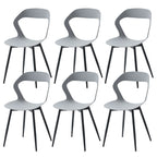 Ensemble de 6 chaises contemporaines grises avec dossier incurvé et pieds en métal noir.