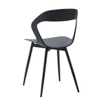 Vue arrière d’une chaise contemporaine noire mettant en avant le design du dossier et la structure en métal.