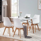 Lot de 6 chaises scandinaves blanches dans une salle à manger moderne
