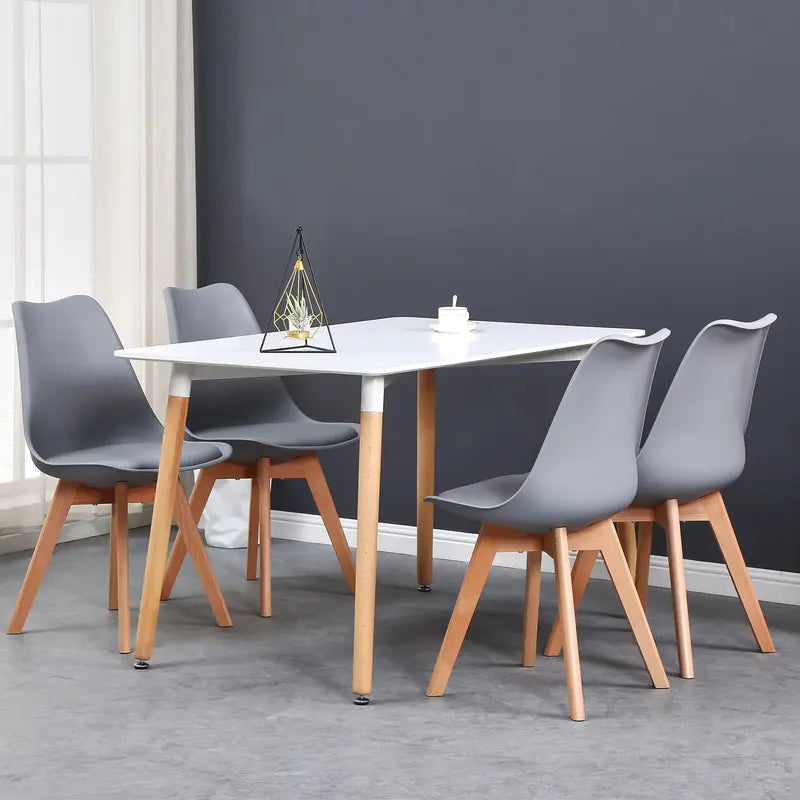 Lot de 6 chaises scandinaves grises autour d’une table blanche dans une salle à manger
