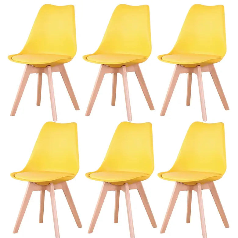 Lot de 6 chaises scandinaves jaunes sur fond blanc