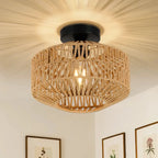 Luminaire plafonnier en rotin tressé allumé, projetant des motifs lumineux sur le plafond.