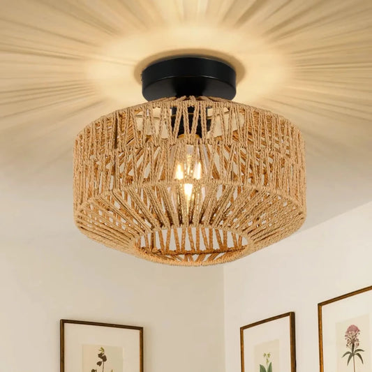 Luminaire plafonnier en rotin tressé allumé, projetant des motifs lumineux sur le plafond.