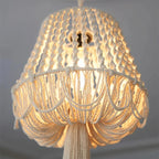 Gros plan sur les motifs tissés du lustre en macramé suspendu.
