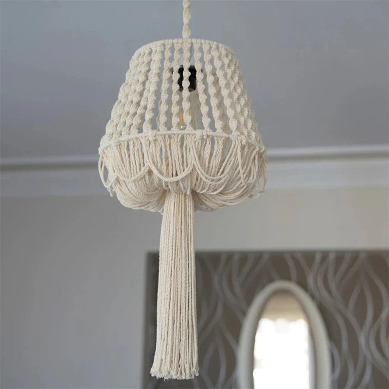 Lustre en macramé suspendu vu en entier dans un salon moderne.