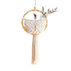 macramé rond mural suspendu au mur avec des détails de corde torsadée.