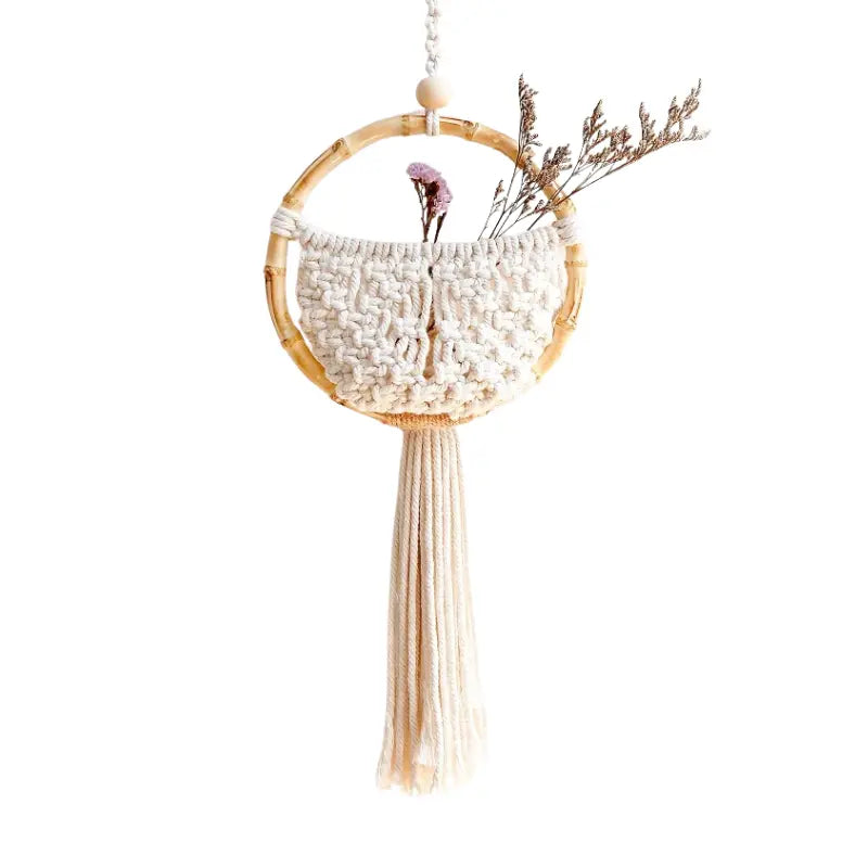 macramé rond mural suspendu au mur avec des détails de corde torsadée.