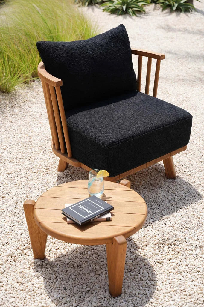 Chaise en bois avec coussins noirs et table assortie pour le produit Le Malawi One Seater Noir Naturel