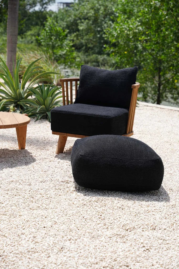 Chaise et ottoman en tissu noir du produit Le Malawi One Seater Noir Naturel