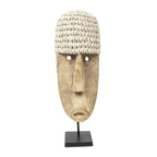 Masque en bois avec heaume en coquillages de cowrie sur support Grand