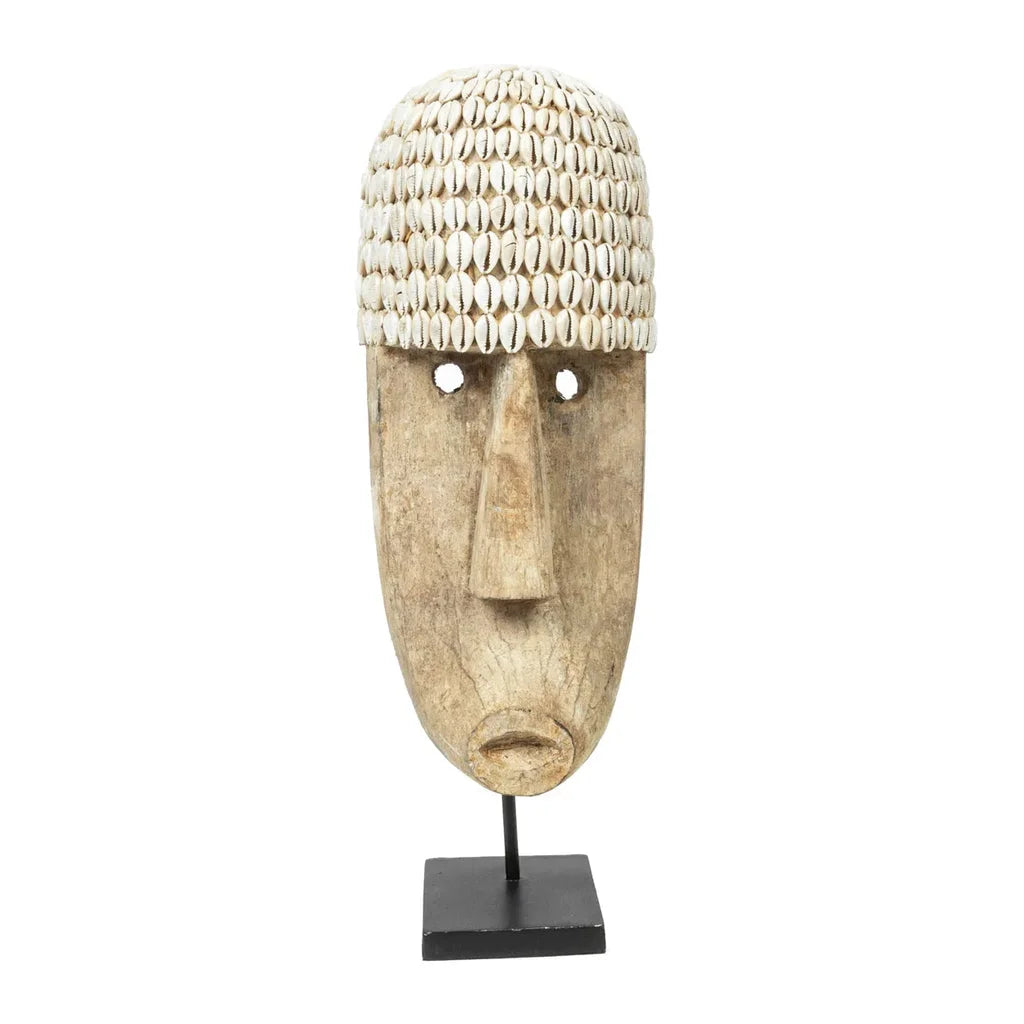 Masque en bois avec heaume en coquillages de cowrie sur support Grand
