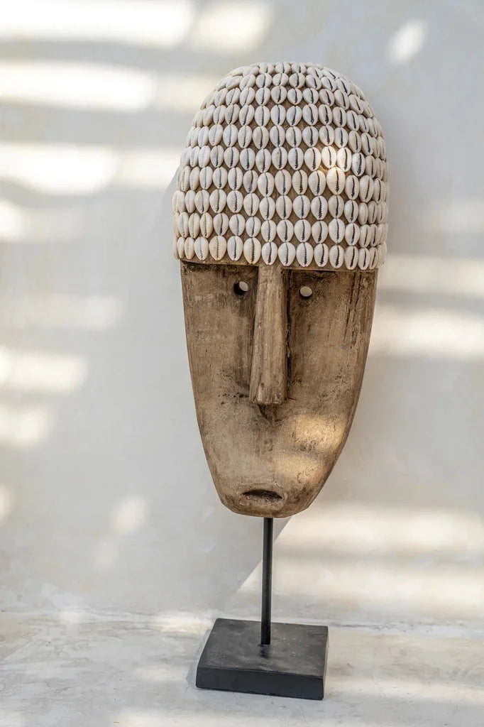 Masque en bois avec headdress en coquillage sur support Grand layout élégant