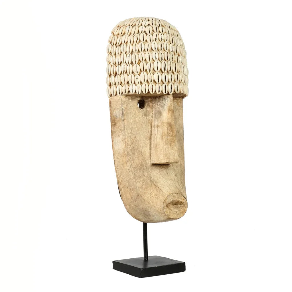 Masque en bois avec coiffure en coquillage pour décoration artisanale