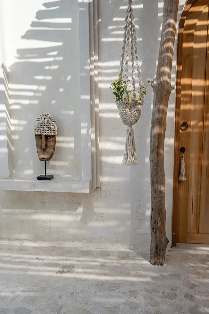 Support en macramé bohème pour plante avec masque en cauris sur support grand