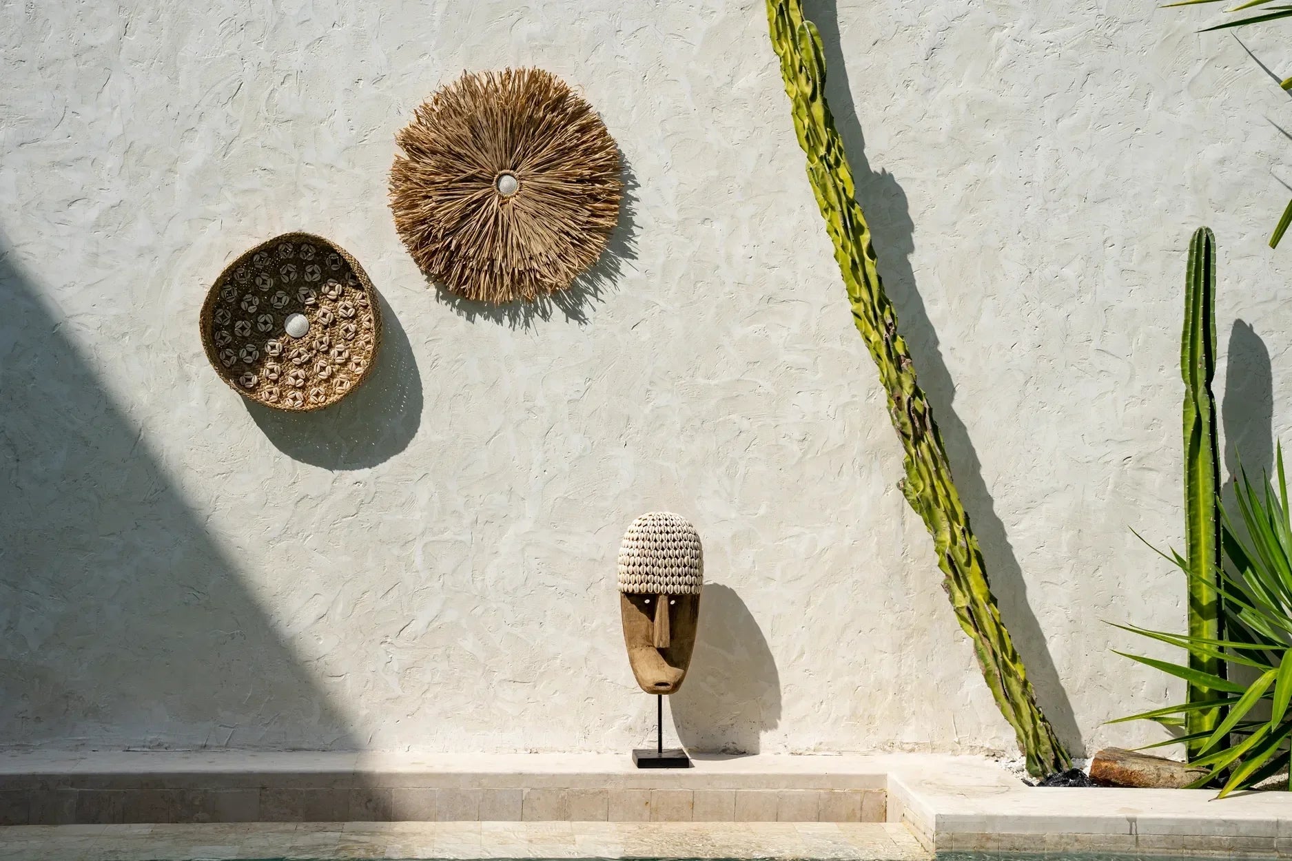 Décoration murale en bois et coquillages avec masque en bois sur support de 40 cm