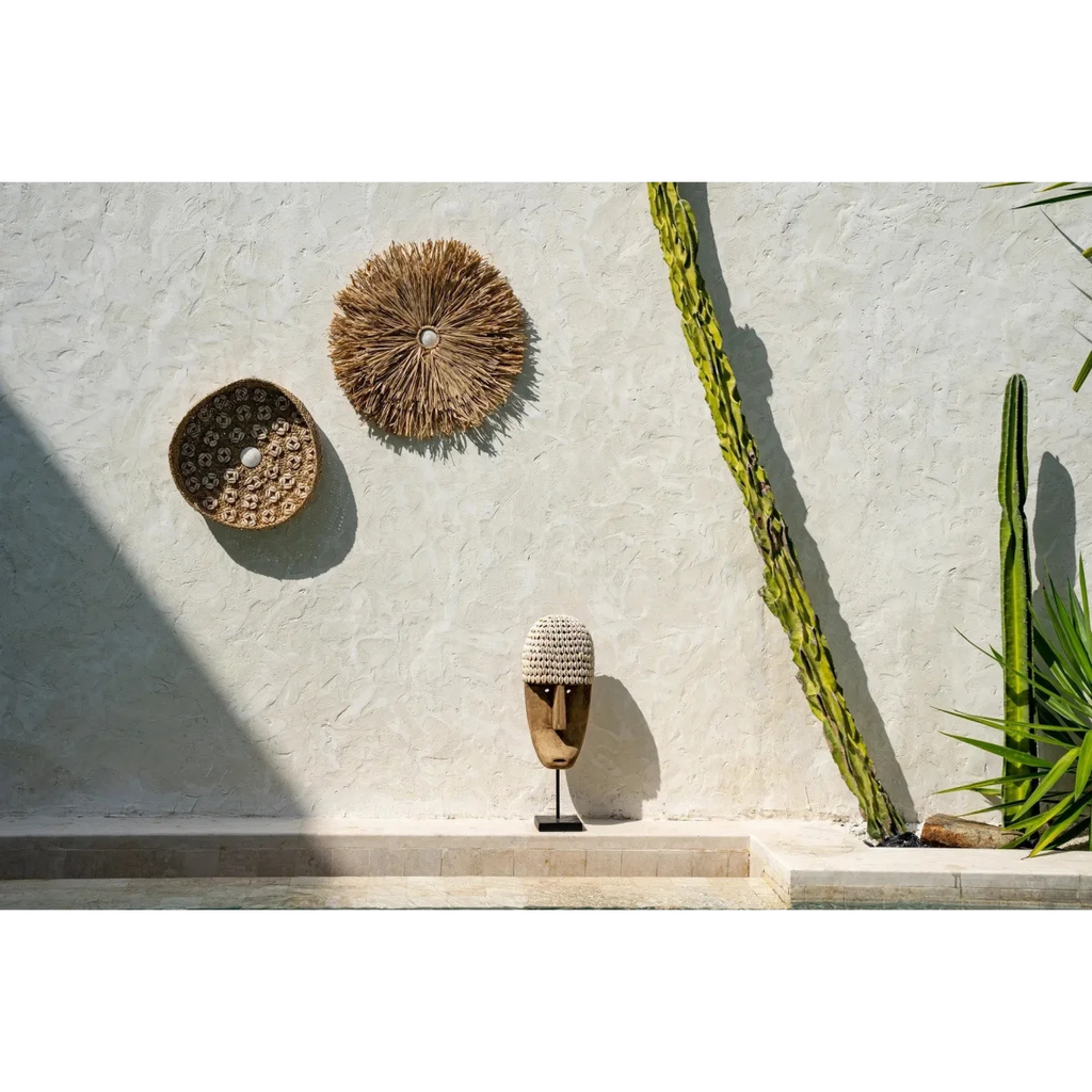 Masque décoratif tribal en bois et coquillages avec capuche tissée sur support 40 cm