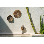 Masque décoratif tribal en bois et coquillages avec capuche tissée sur support 40 cm