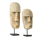 Deux masques en bois sculpté avec couronnes de coquillages crème texturés