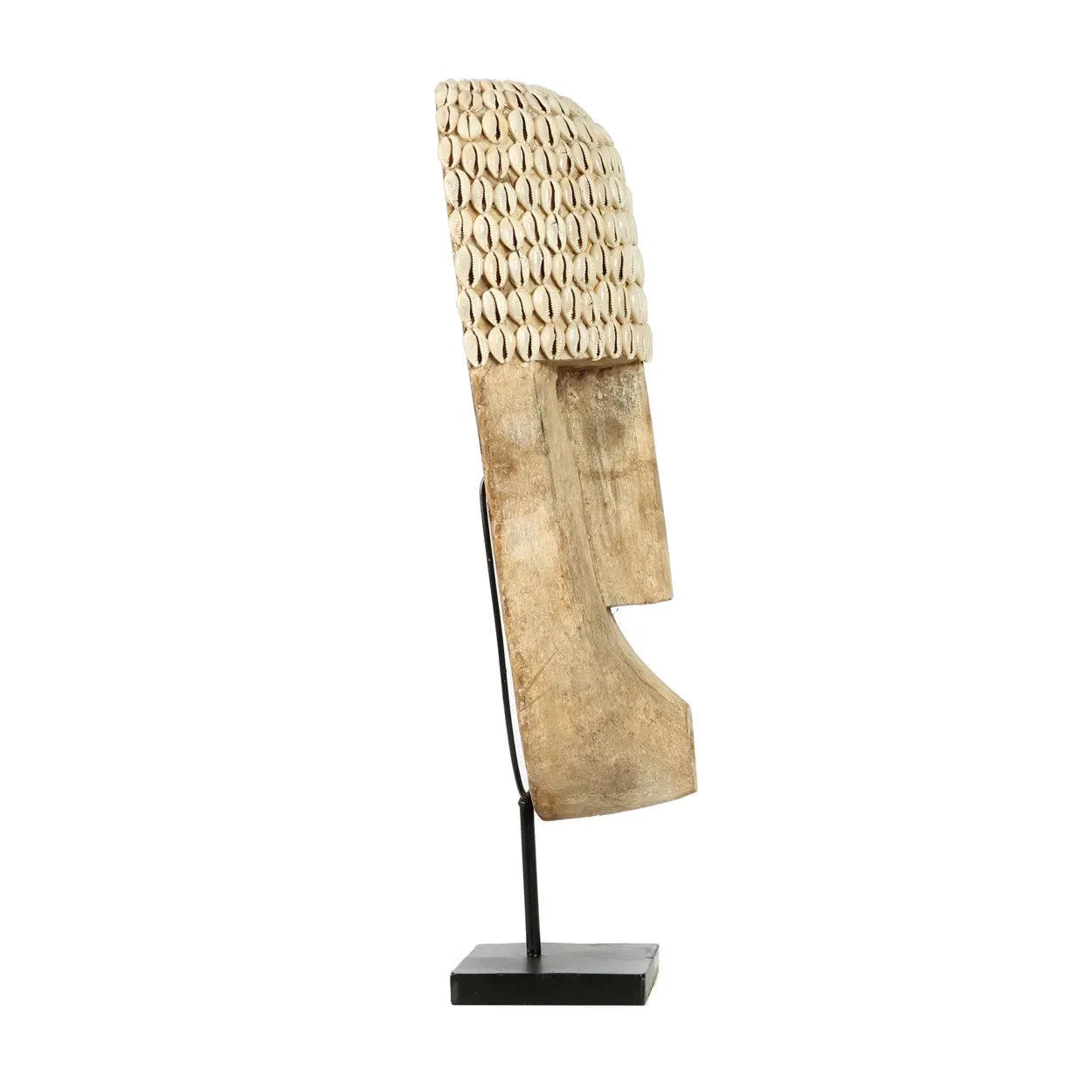 Masque tribal en bois beige orné de coquillages sur socle métallique noir