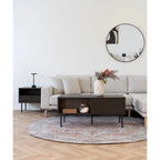 Vase céramique texturé blanc avec fleurs séchées sur meuble TV bas en bois fumé et métal noir 100x50 cm