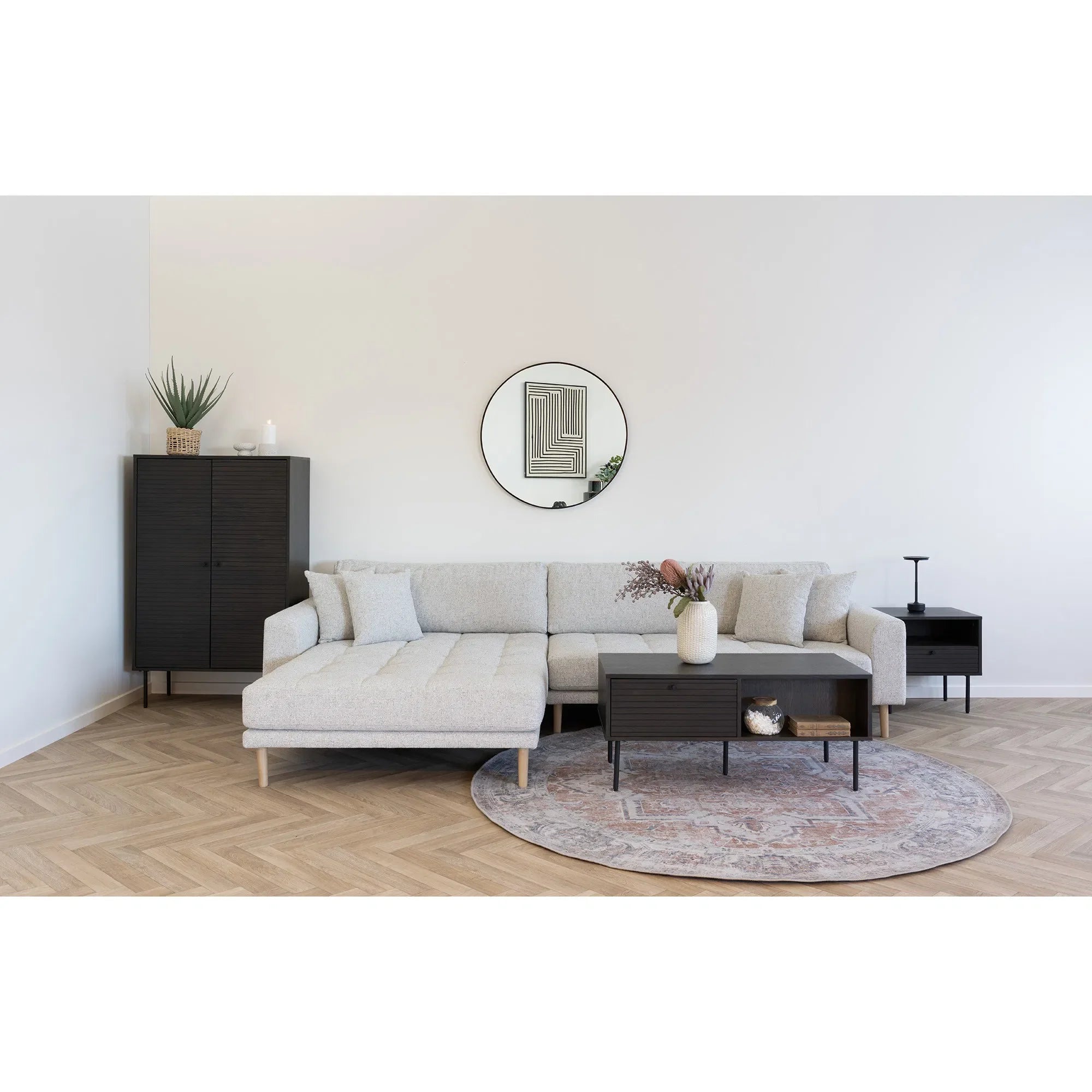 Canapé d’angle gris clair avec chaise longue dans le salon Meuble TV bas en bois fumé et métal noir