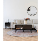 Vase texturé blanc avec fleurs séchées sur meuble TV bas en bois fumé