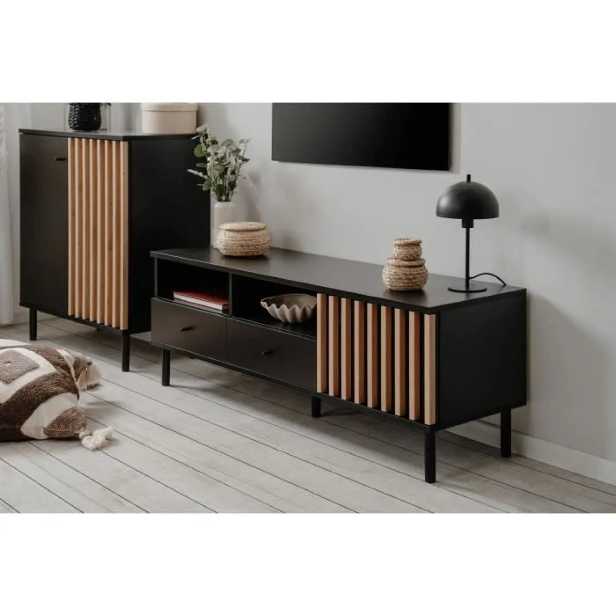 Meuble TV bas noir et bois à lattes, 138x40 cm, design moderne minimaliste