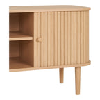 Meuble TV en bois clair avec porte rainurée verticalement et pieds fins