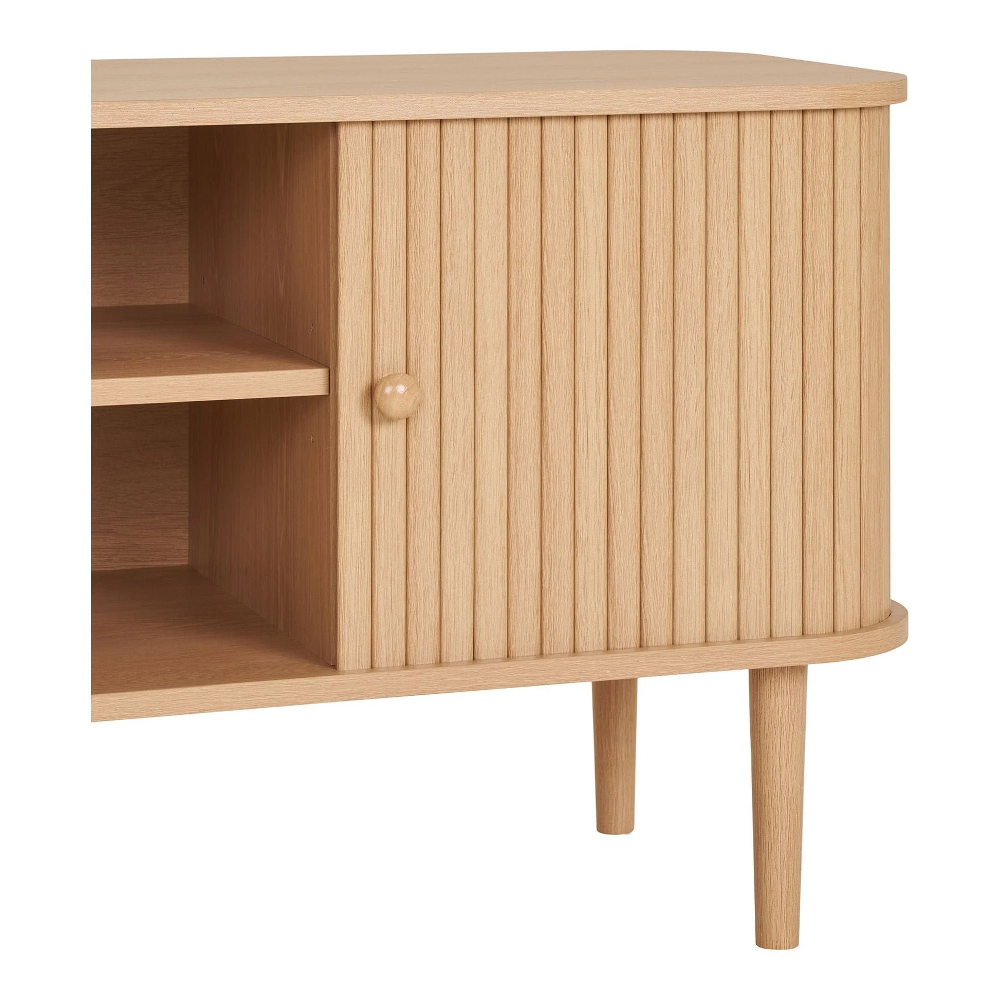 Meuble TV en bois clair avec porte rainurée verticalement et pieds fins