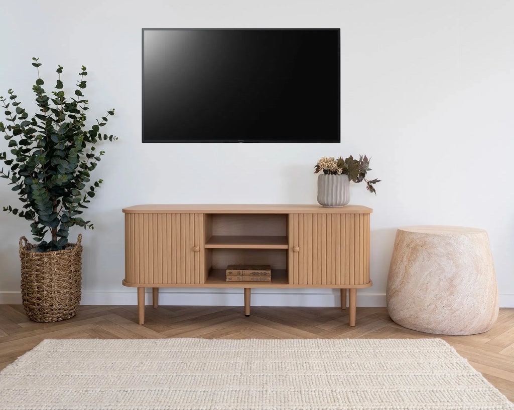 Meuble TV bois clair avec portes rainurées verticalement et pieds fins 113x40 cm