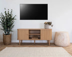 Meuble TV bois clair avec portes rainurées verticalement et pieds fins 113x40 cm
