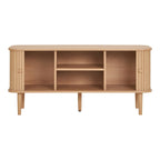 Console média en bois clair avec portes rainurées verticales et pieds fins