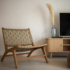 Chaise longue en sangle tissée avec cadre en bois naturel pour le salon
